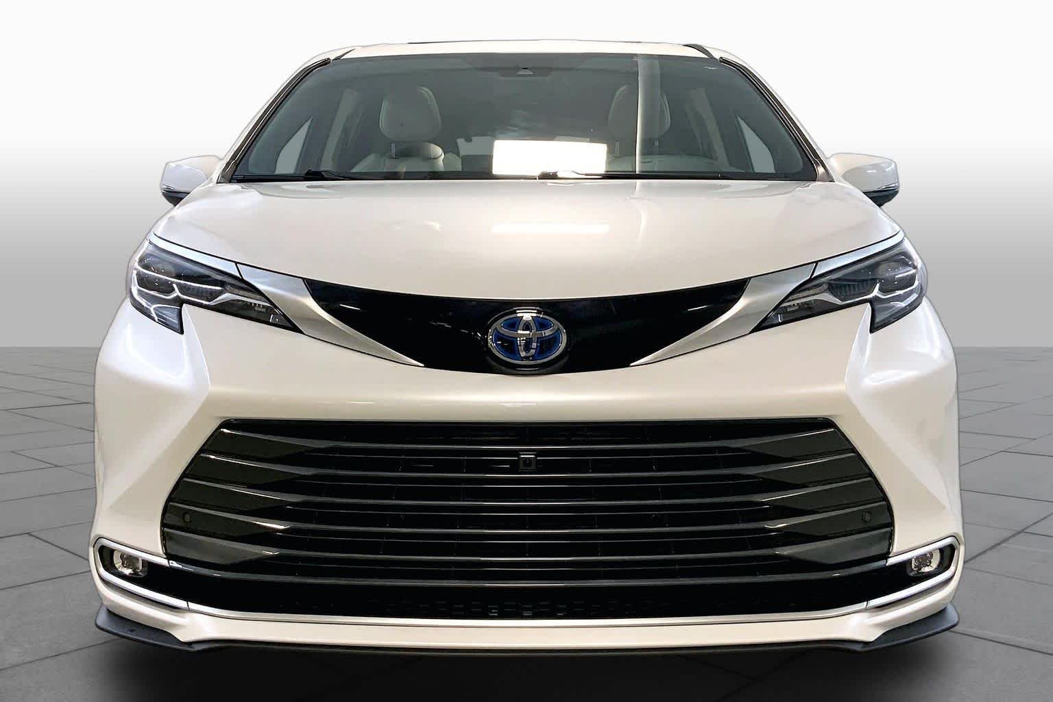 Used 2025 Wind Chill Pearl Toyota Platinum image 3
