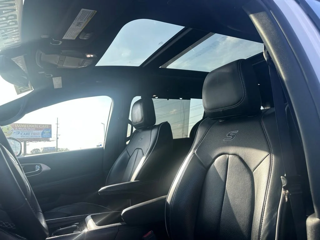 Used 2025 White Chrysler Limited image 17