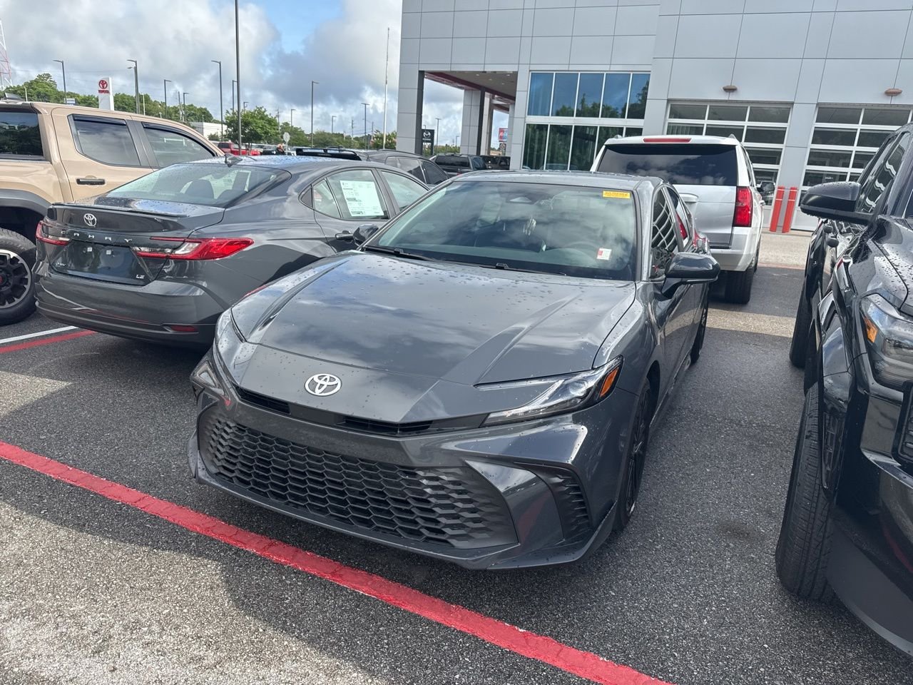 2025 Toyota Camry SE Hybrid's photo