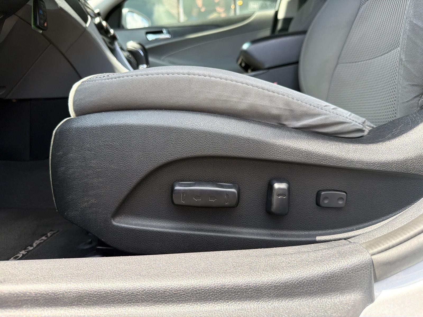 Used 2014 Radiant Silver Metallic Hyundai GLS image 13