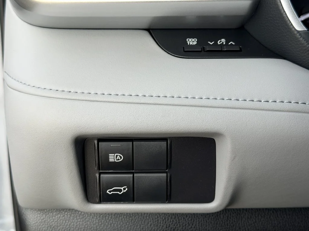 Used 2022  Toyota XLE image 23