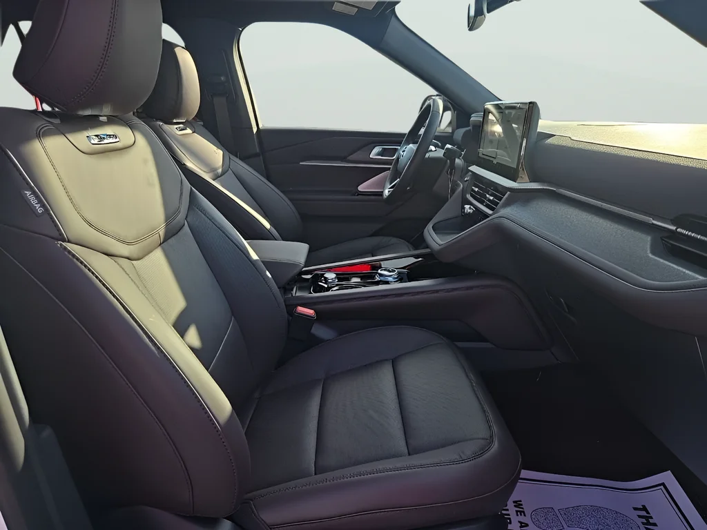 New 2026 Star White Metallic Tri-Coat Ford Platinum™ image 22