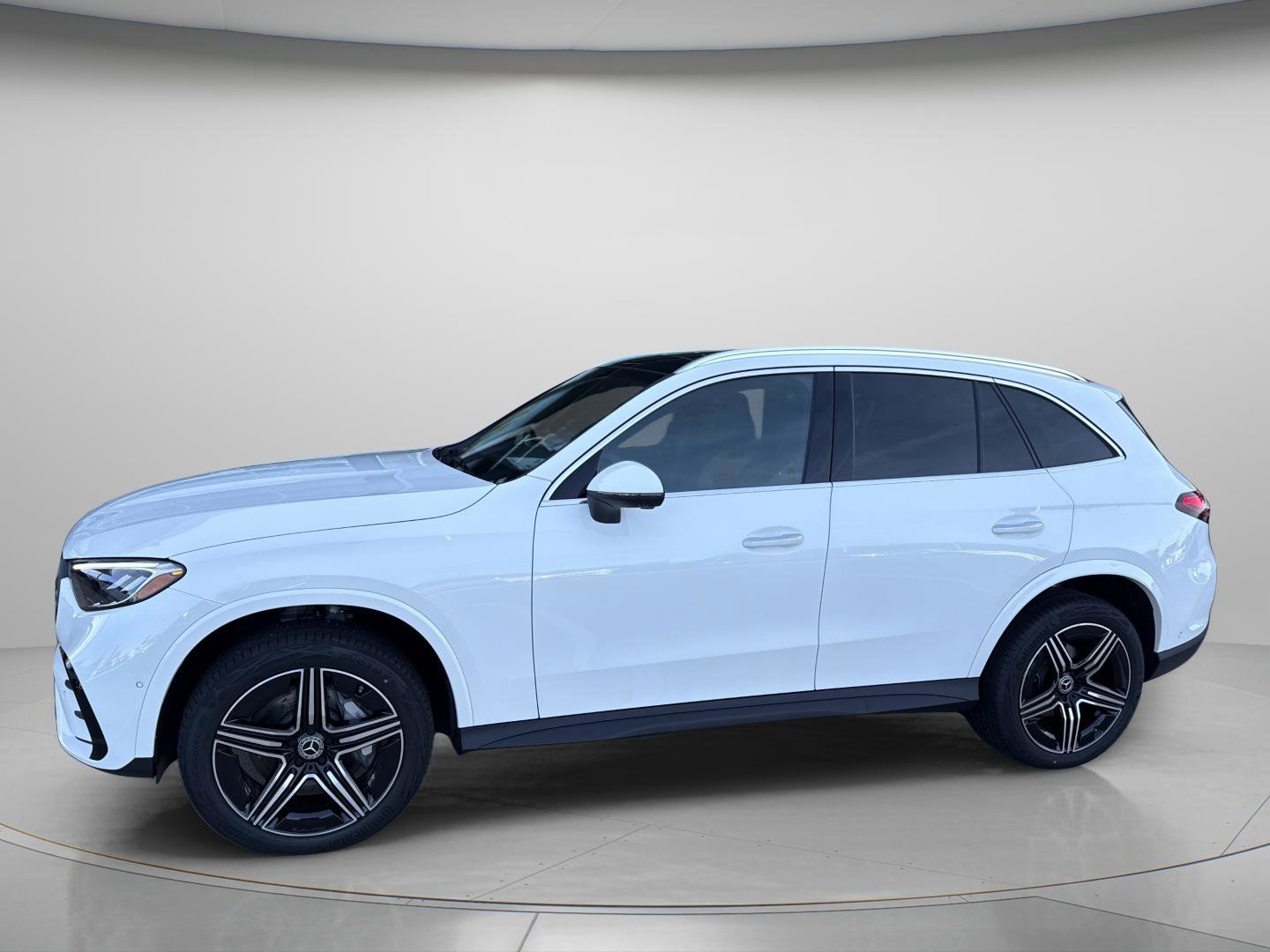 New 2026 Polar White Mercedes-Benz GLC 300 image 2