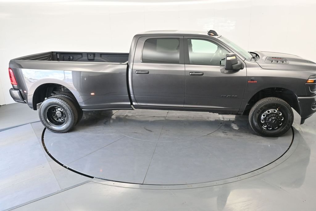 New 2026 Granite Crystal Metallic Clear-Coat Exterior Paint RAM Laramie image 28