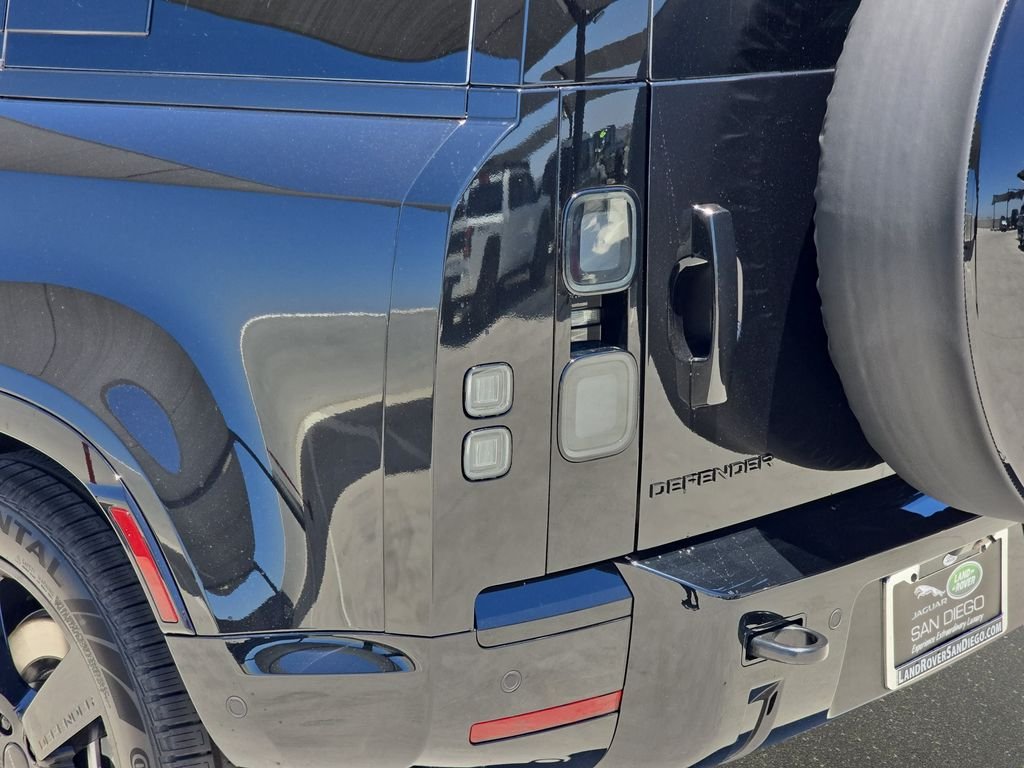New 2026 Santorini Black Land Rover X-Dynamic SE image 35