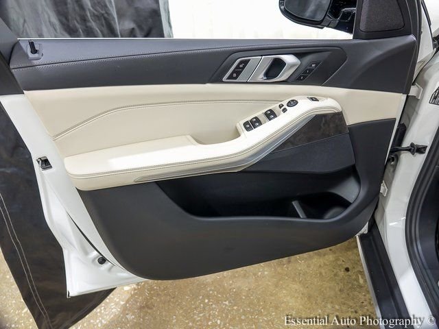 Used 2022 White BMW xDrive40i image 21