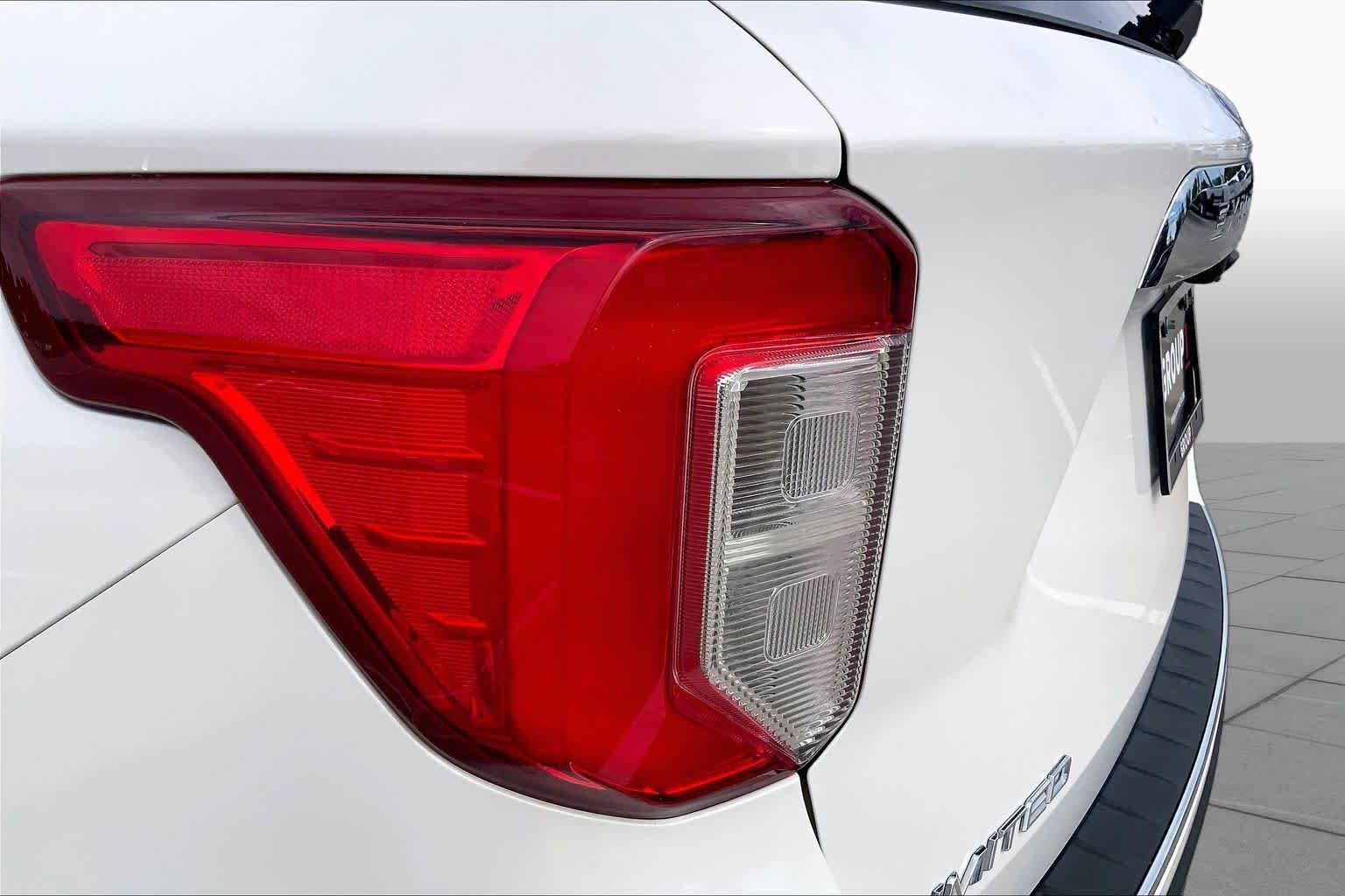 Used 2022 Star White Metallic Tri-Coat Ford Limited image 28