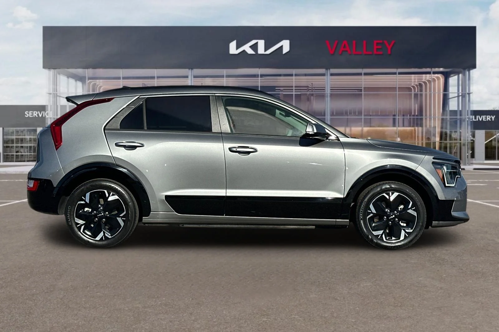 Used 2023 Steel Gray Kia Wind image 3