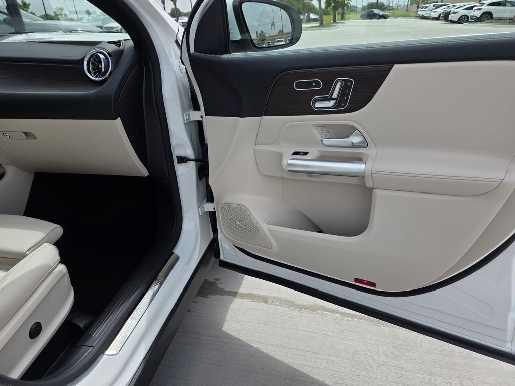 New 2026 Polar White Mercedes-Benz GLA 250 image 16