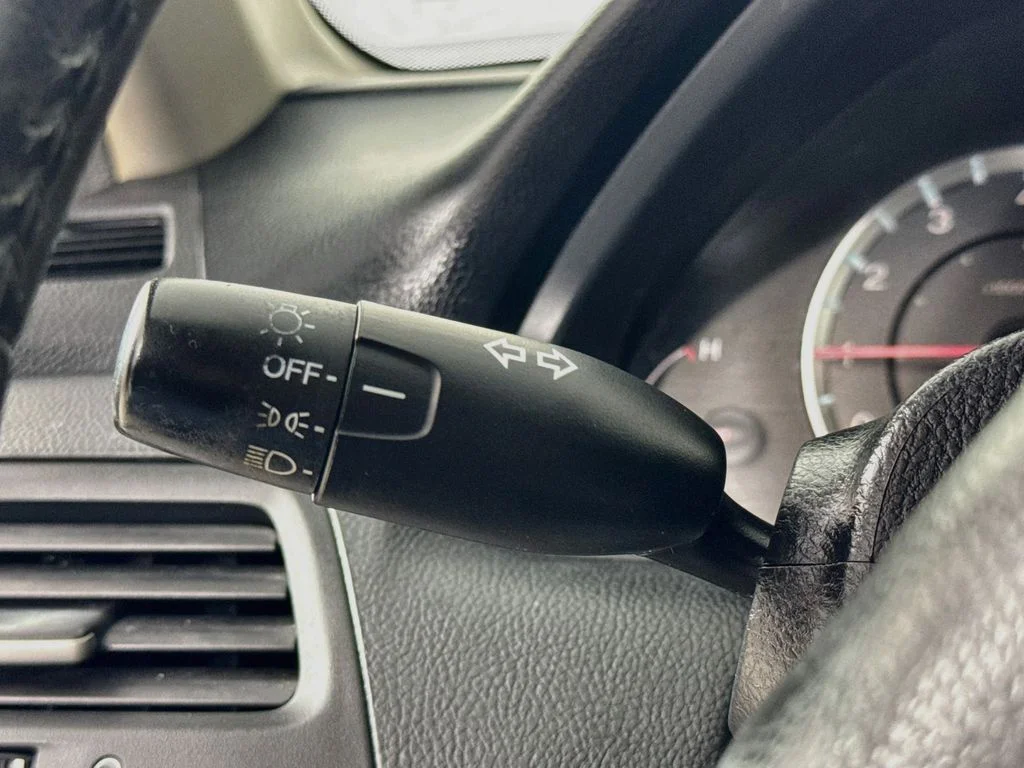 Used 2011 Polished Metal Metallic Honda SE image 13