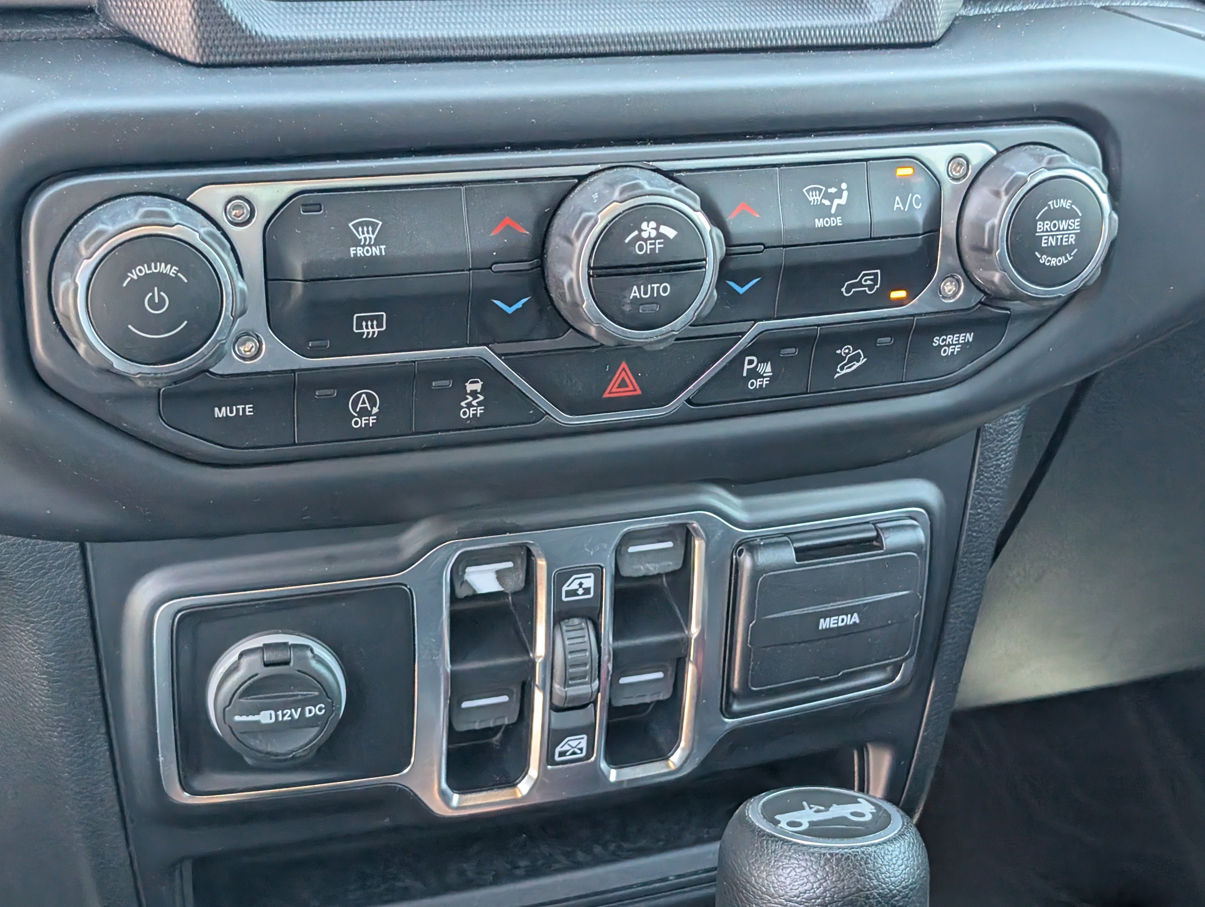 Used 2020 Sting-Gray Clearcoat Jeep Sahara image 28