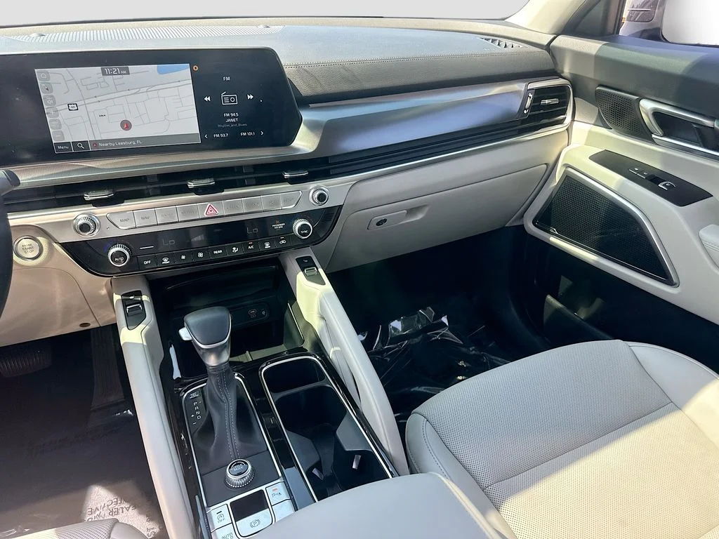 Certified Used 2025  Kia S image 24