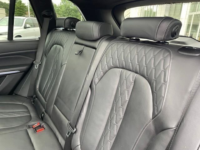Used 2021 Black BMW xDrive40i image 36