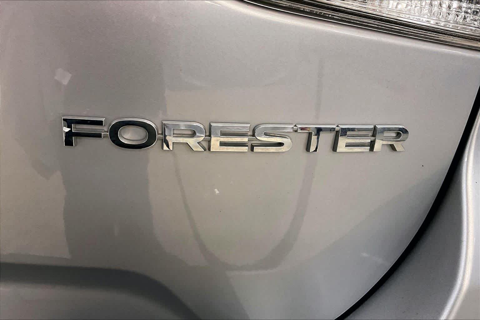 Used 2019 Ice Silver Metallic Subaru Premium image 10