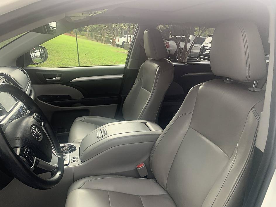 Used 2019 Blizzard Pearl Toyota XLE image 11
