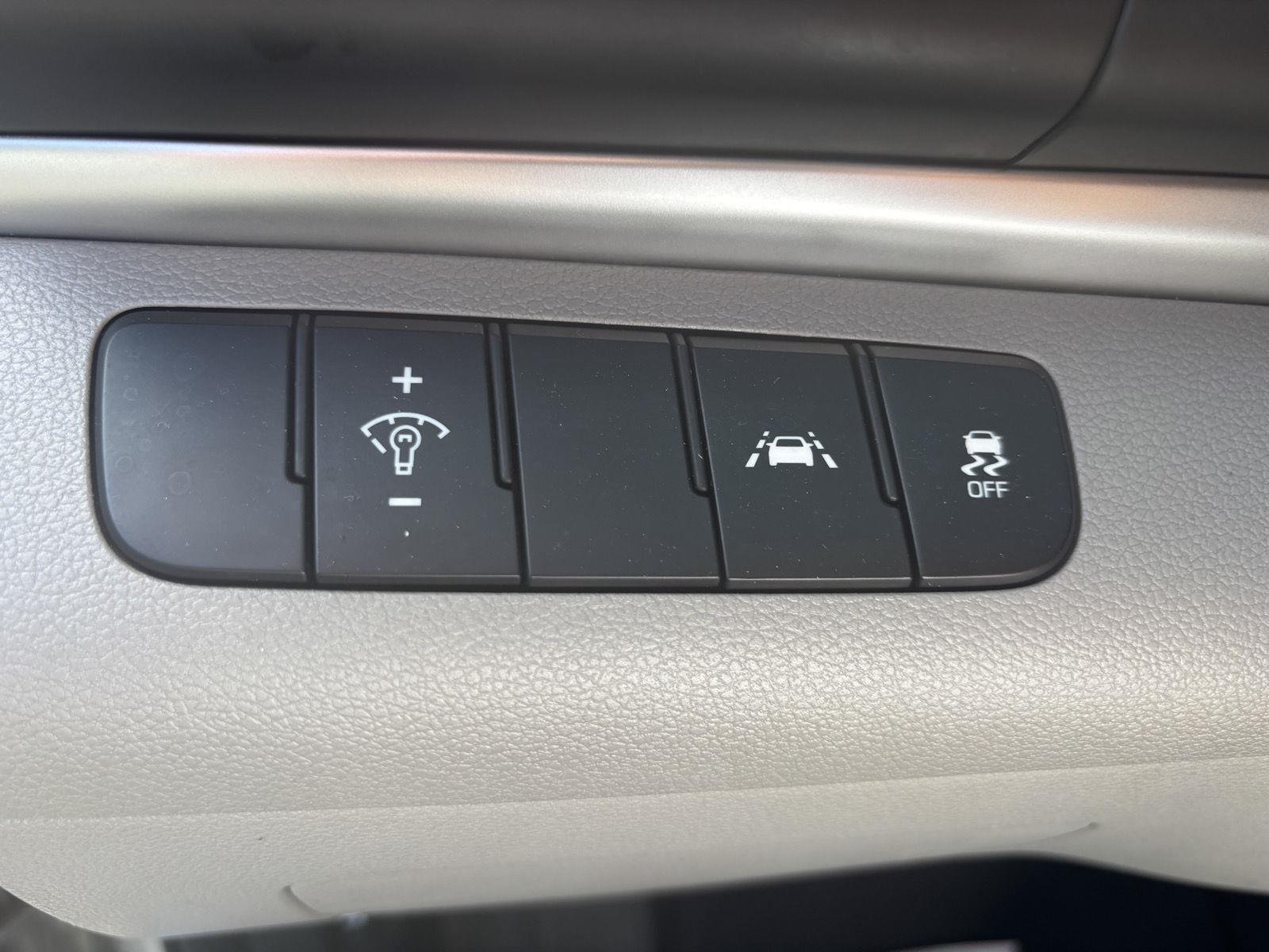 Used 2020 Stellar Silver Hyundai SE image 9