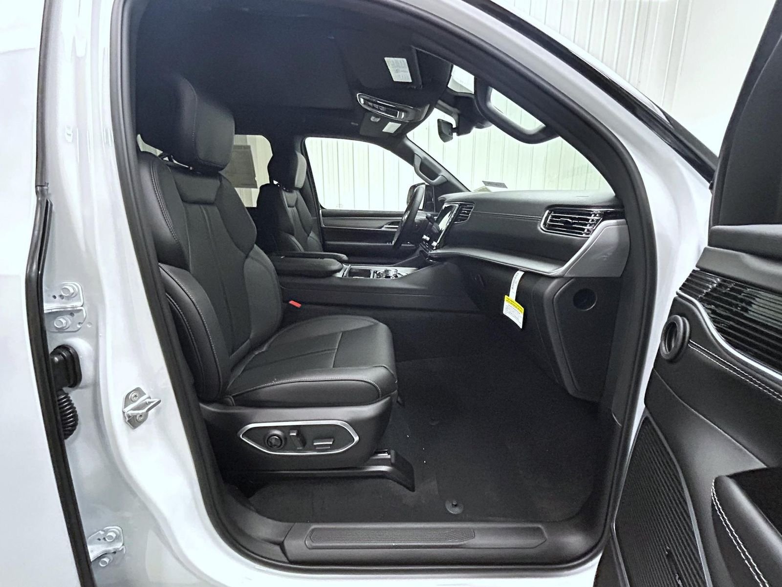 New 2026 Bright White Clear-Coat Exterior Paint Jeep Upland image 15