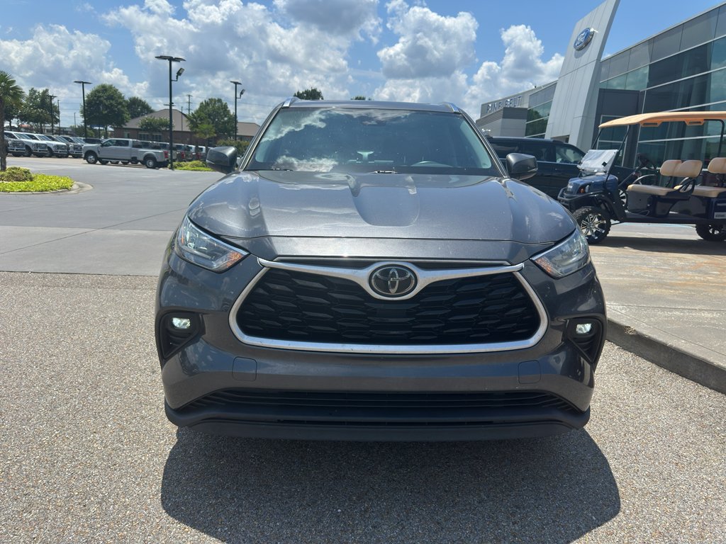 Used 2020 Magnetic Gray Metallic Toyota XLE image 2