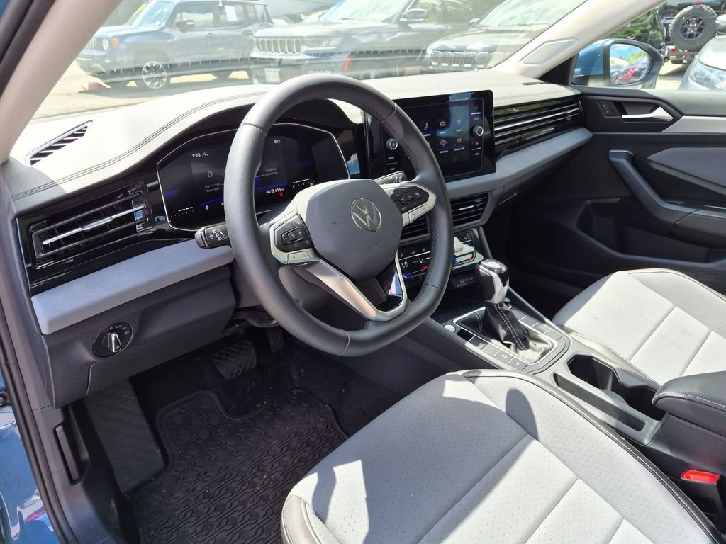 Used 2025  Volkswagen 1.5T SE image 14