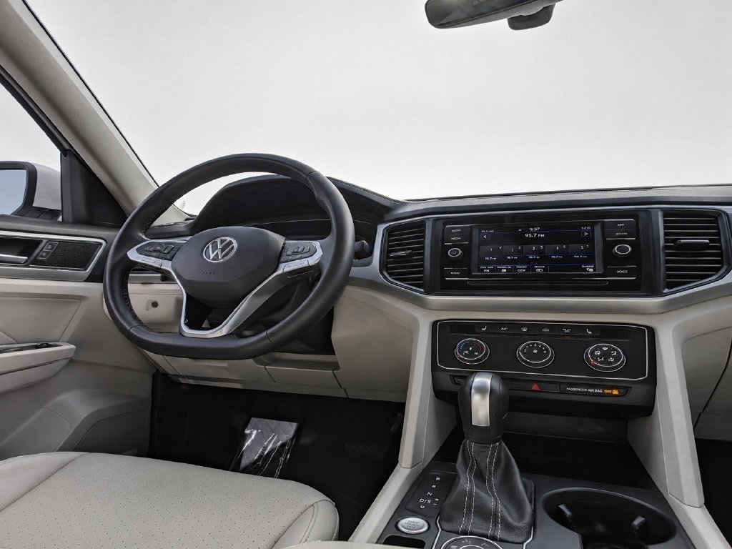 Certified Used 2022 Pure White Volkswagen 2.0T SE image 31