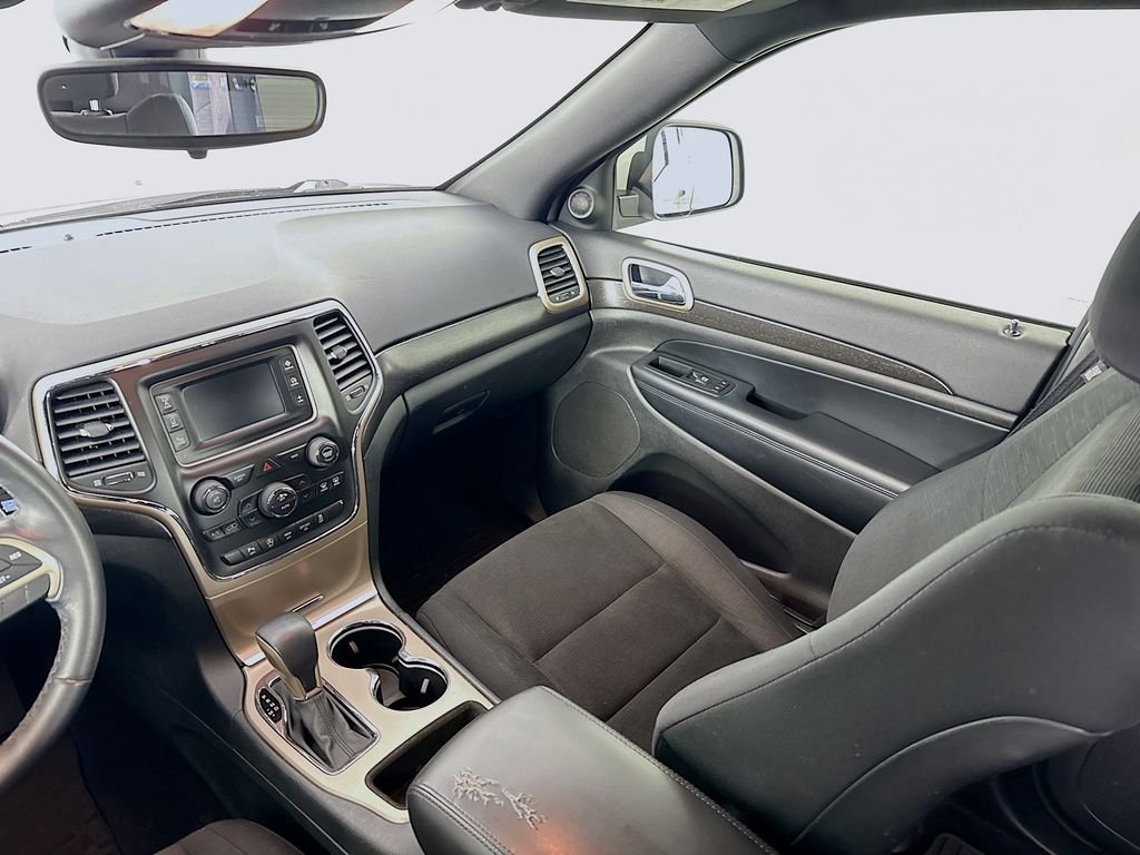 Used 2017 White Jeep Laredo image 22