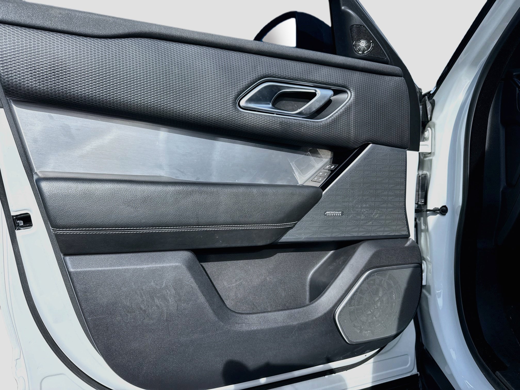 Used 2019 White Land Rover R-Dynamic SE image 21