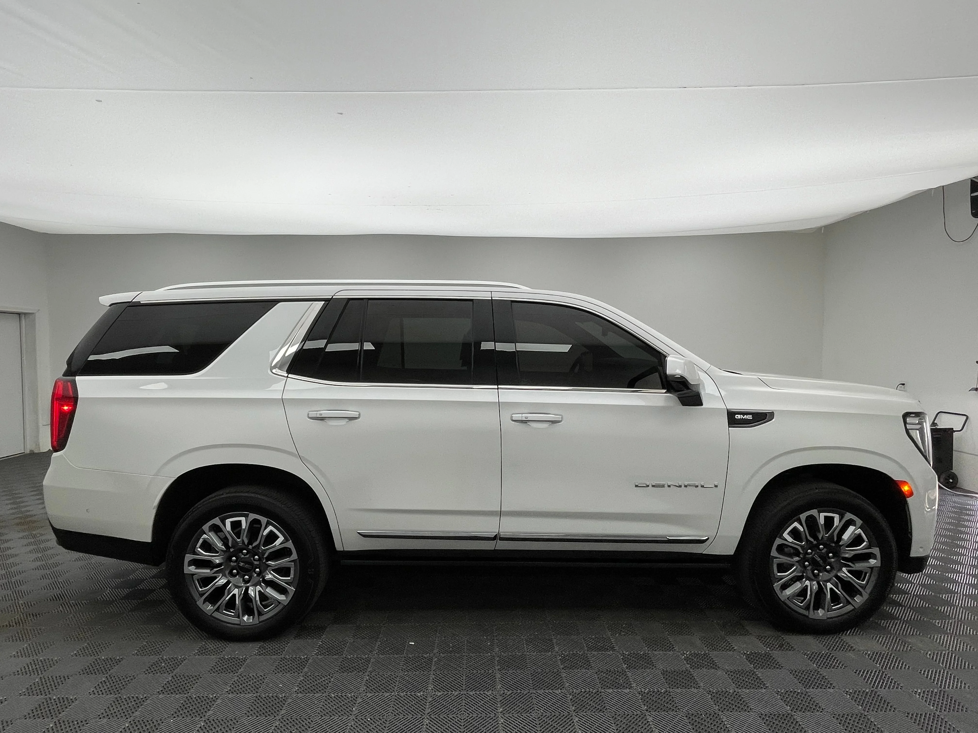 Used 2024 White Frost Tricoat GMC Denali Ultimate image 10