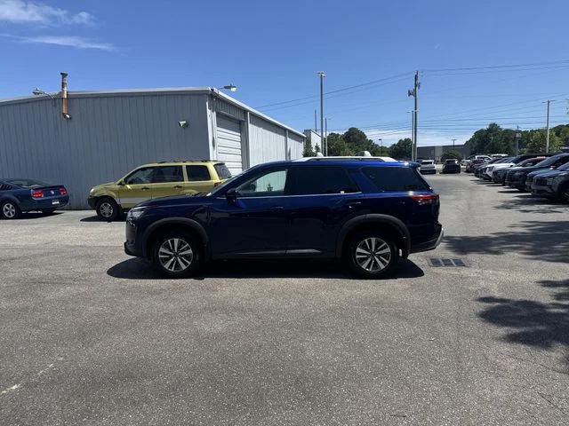 Used 2023 Blue Nissan SL image 8