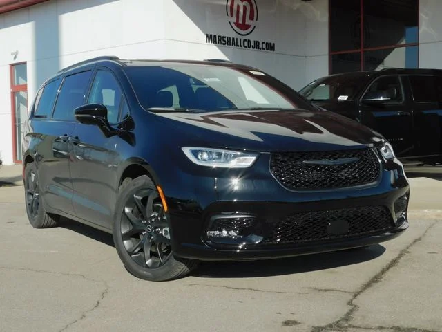 New 2026 Diamond Black Crystal Pearl-Coat Exterior Paint Chrysler Limited image 2