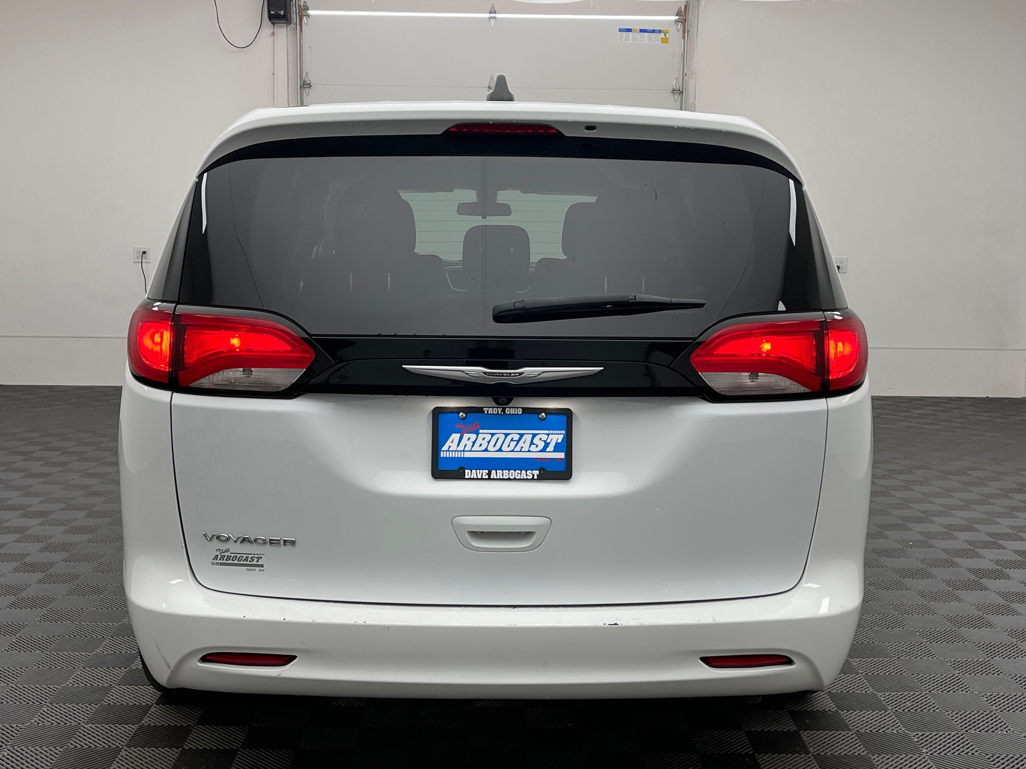 Used 2022 Bright White Clearcoat Chrysler LX image 9