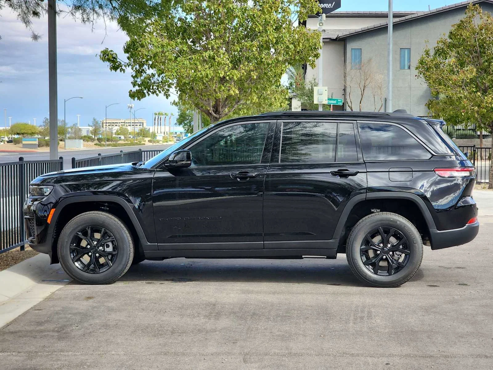 New 2026 Diamond Black Crystal Pearl-Coat Exterior Paint Jeep Laredo Altitude image 5