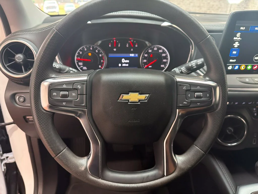 Used 2025 Summit White Chevrolet LT image 25