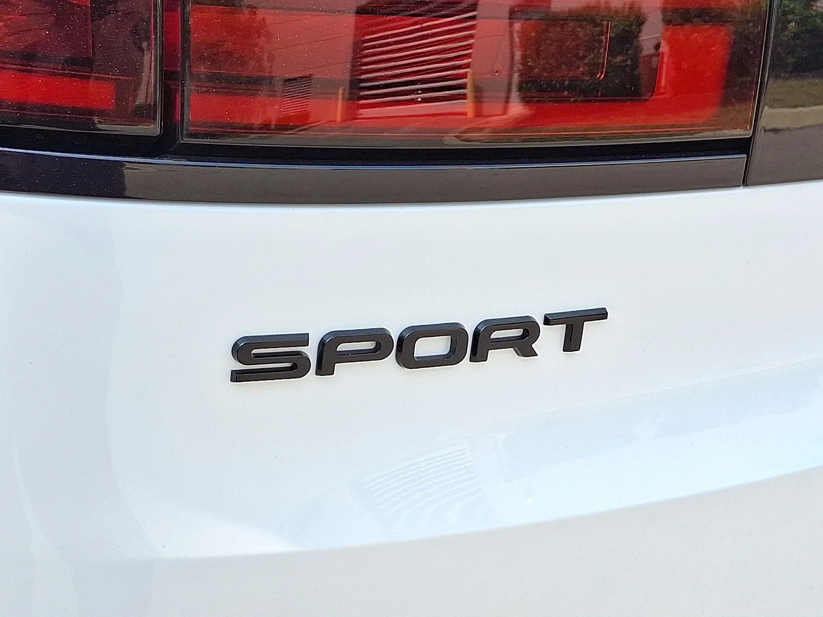 New 2026 Ostuni Pearl White Land Rover P400 Dynamic SE image 23