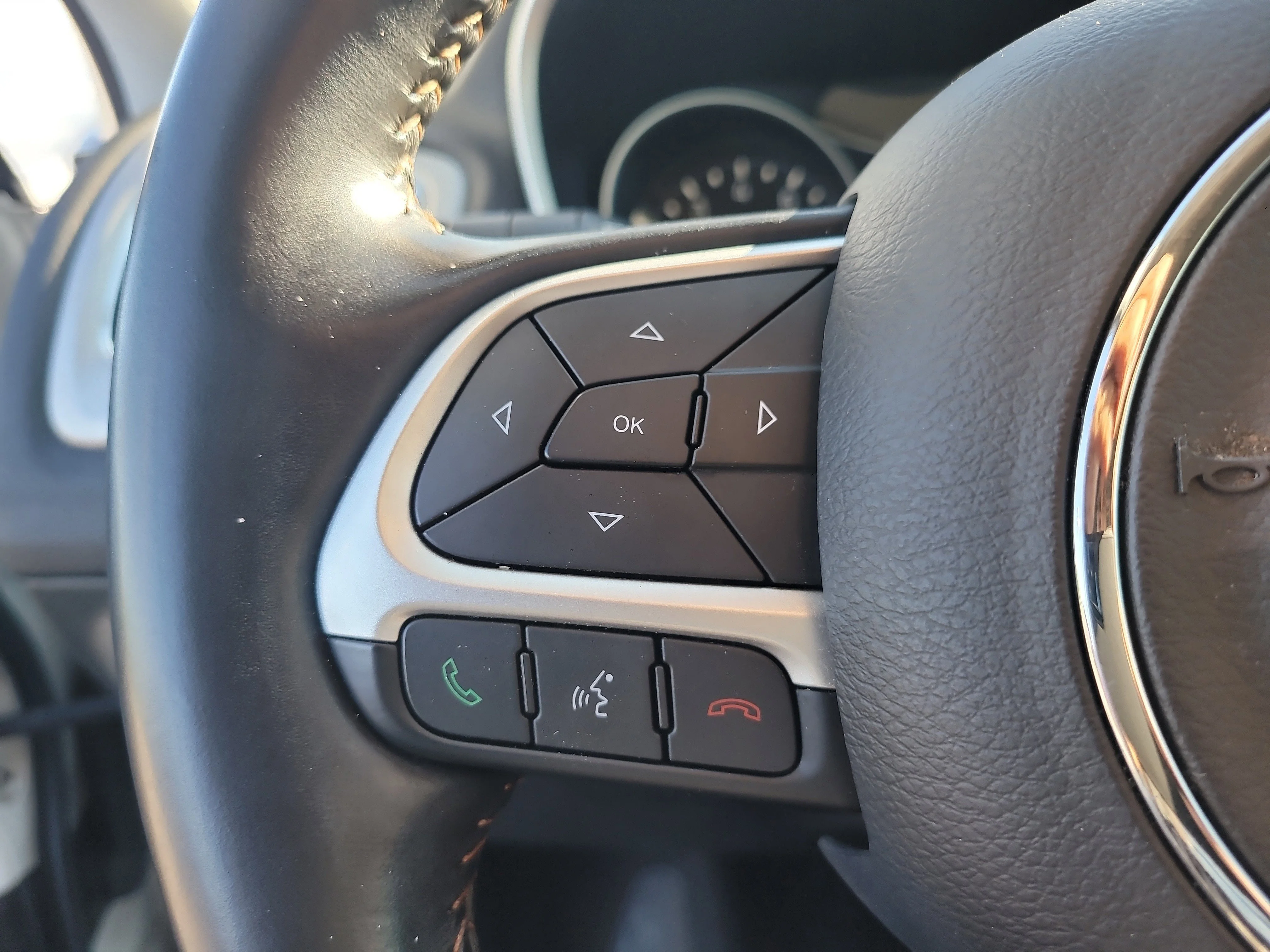Used 2020 White Clearcoat Jeep Latitude image 26