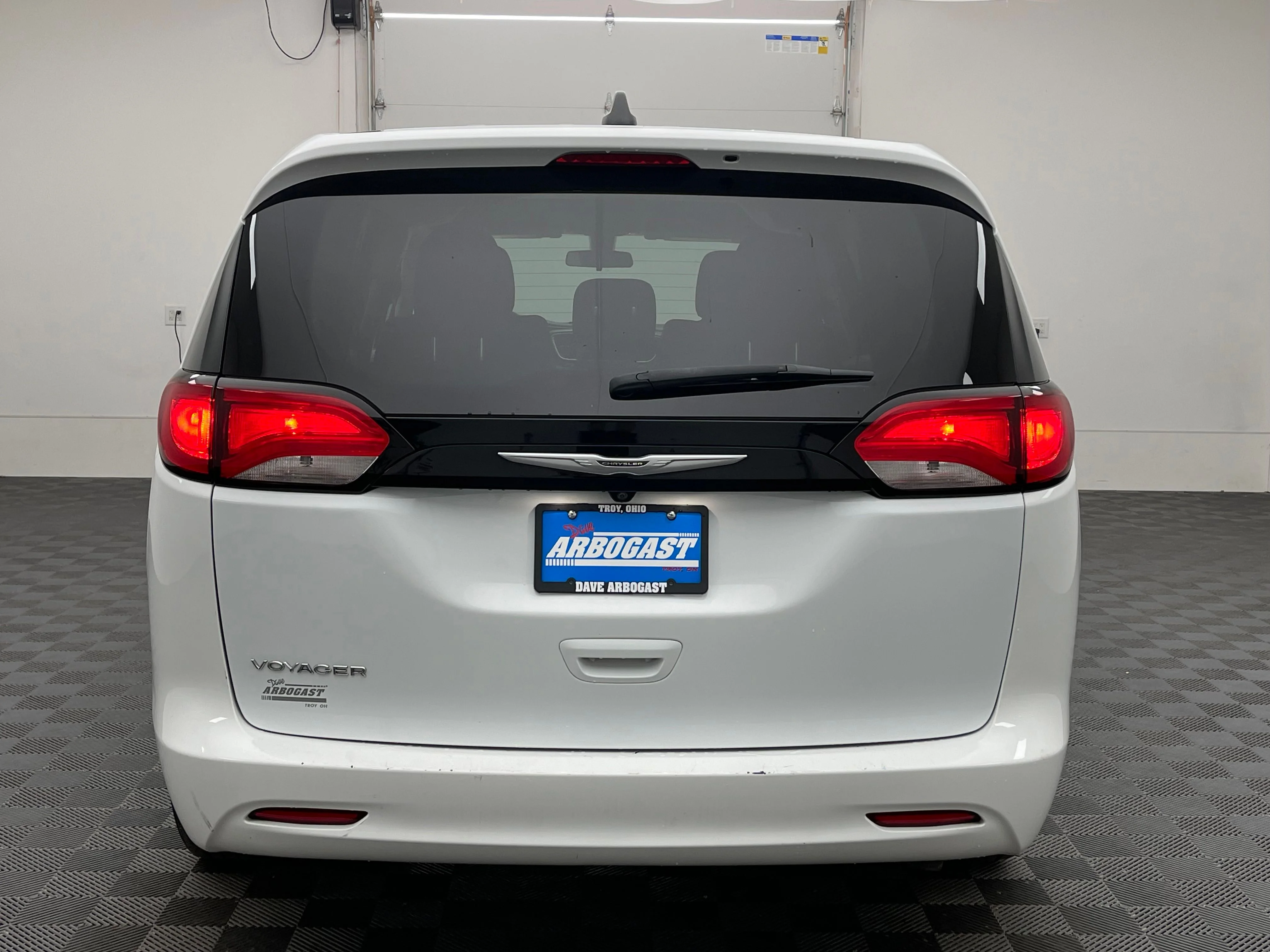 Used 2022 Bright White Clearcoat Chrysler LX image 9