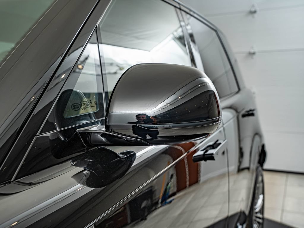 New 2026 Santorini Black Land Rover SE image 9