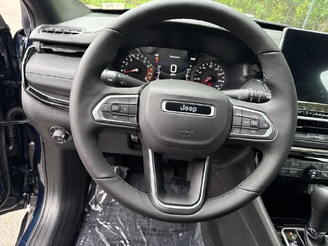 New 2026 Fathom Blue Pearl-Coat Exterior Paint Jeep Latitude image 18