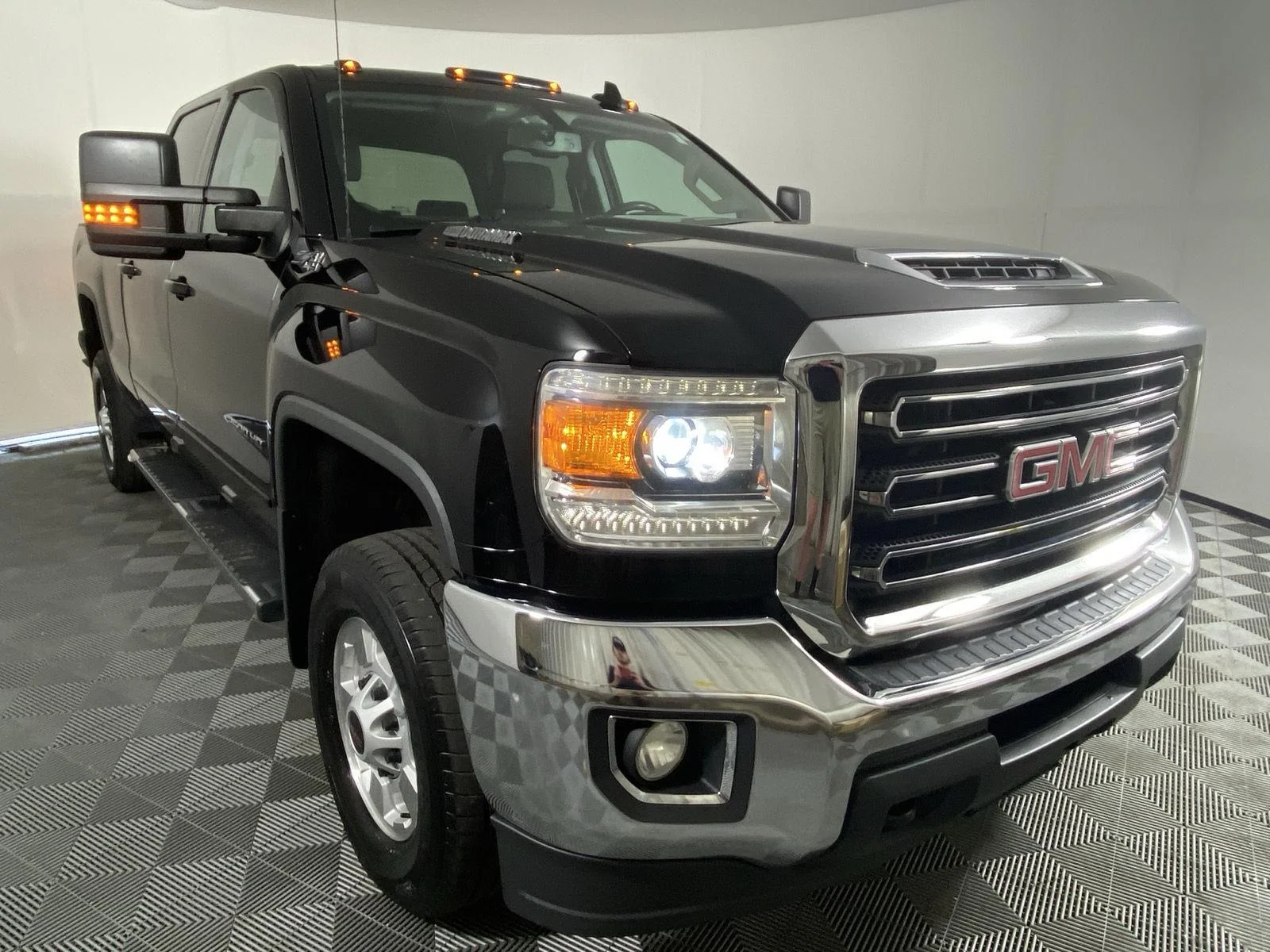 Used 2019 Onyx Black GMC SLE image 18