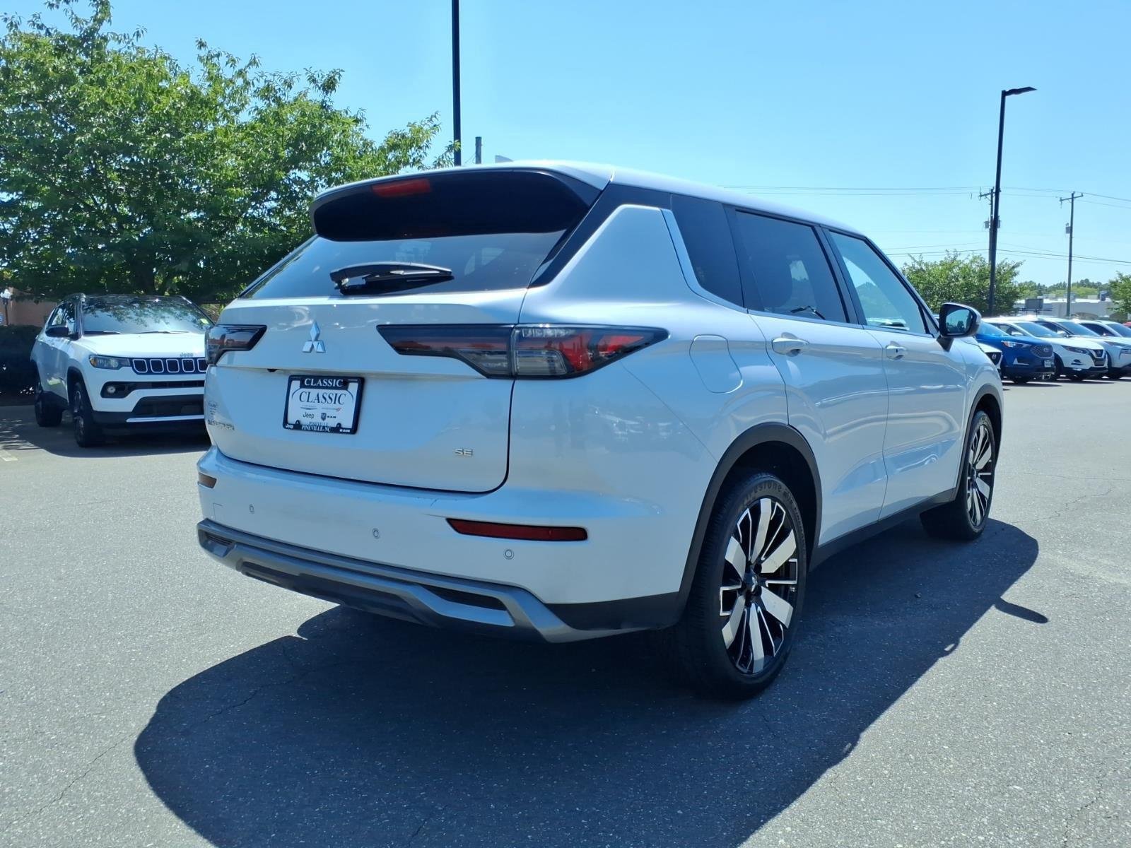 Used 2025  Mitsubishi SE image 2