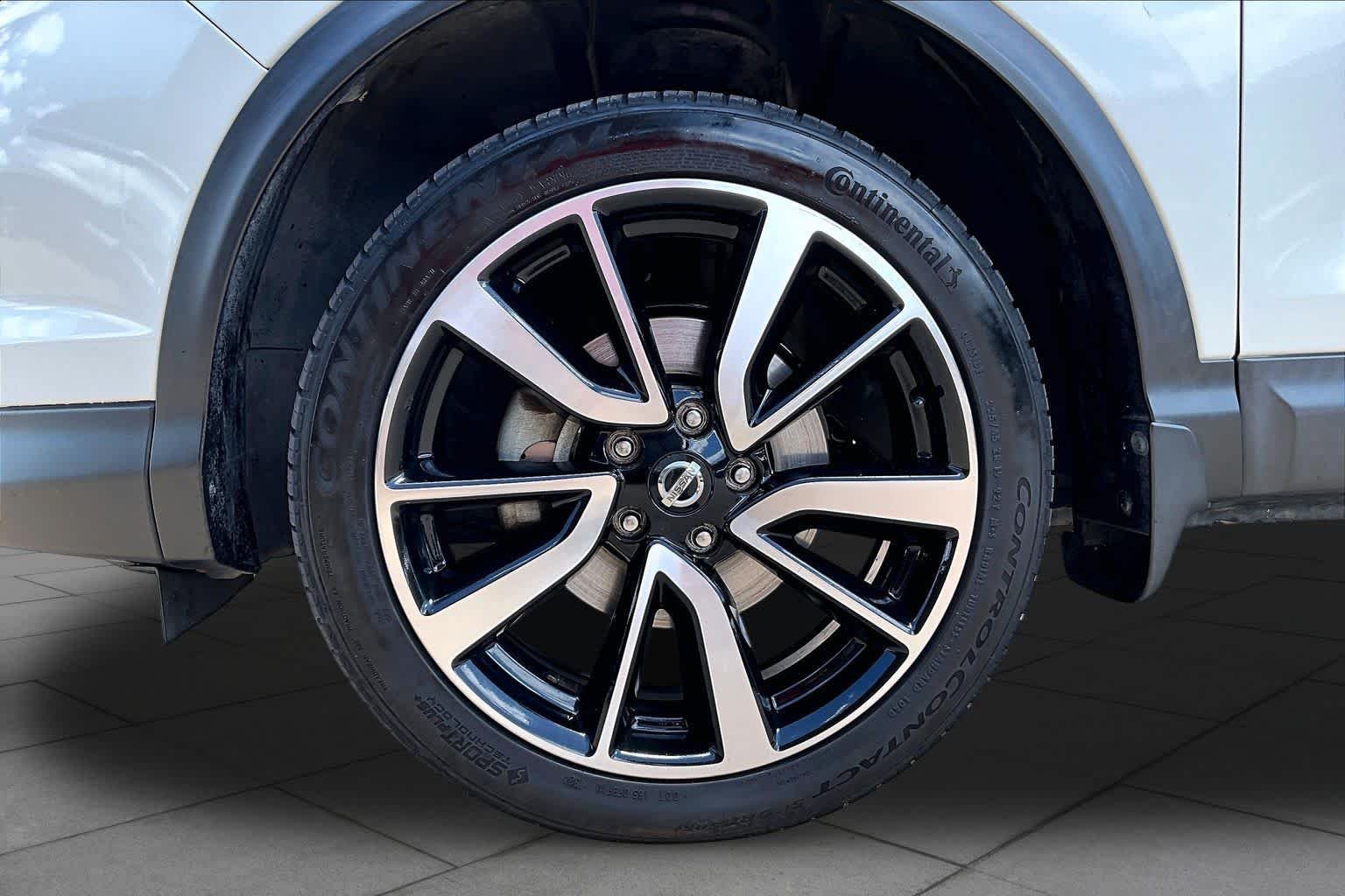 Used 2017 Pearl White Nissan SL image 10