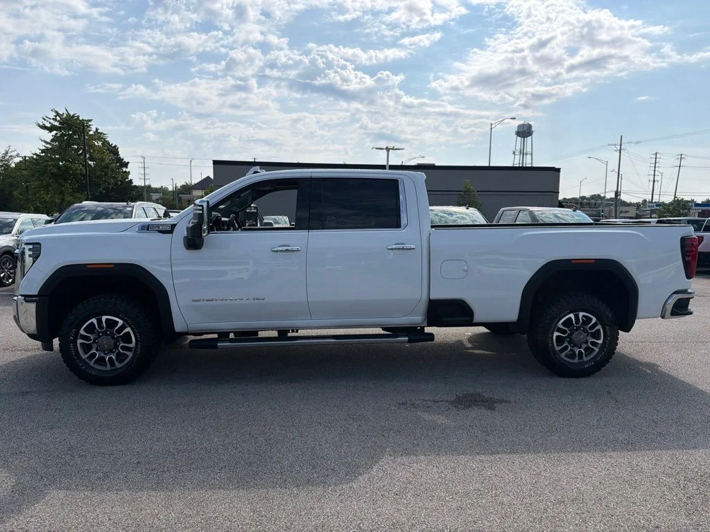 Used 2024 White GMC SLT image 4