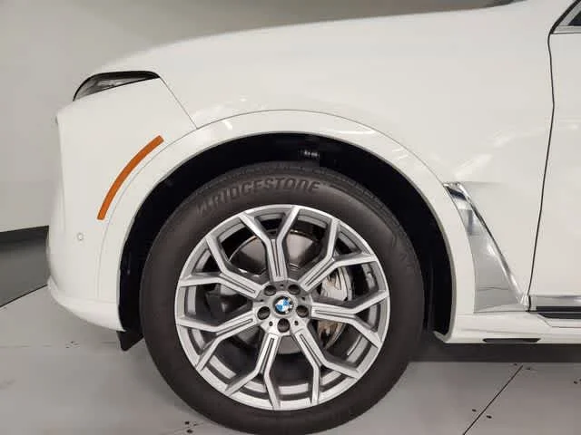 Used 2025 Alpine White BMW xDrive40i image 11