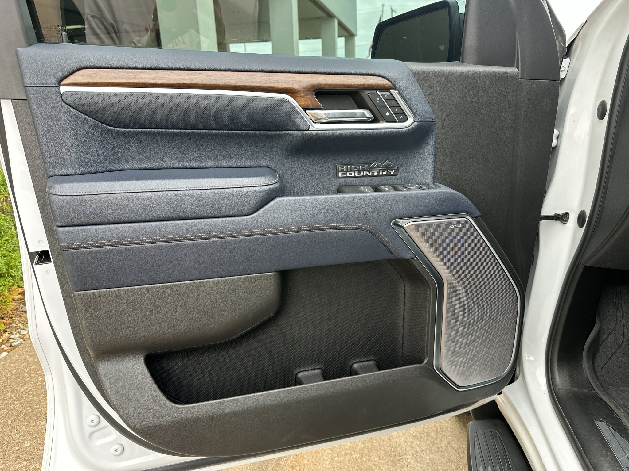 Used 2022 Iridescent Pearl Tricoat Chevrolet High Country image 18