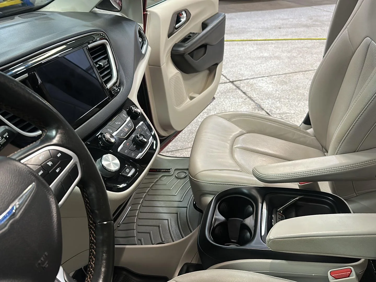 Used 2019 Velvet Red Pearlcoat Chrysler Touring L image 27