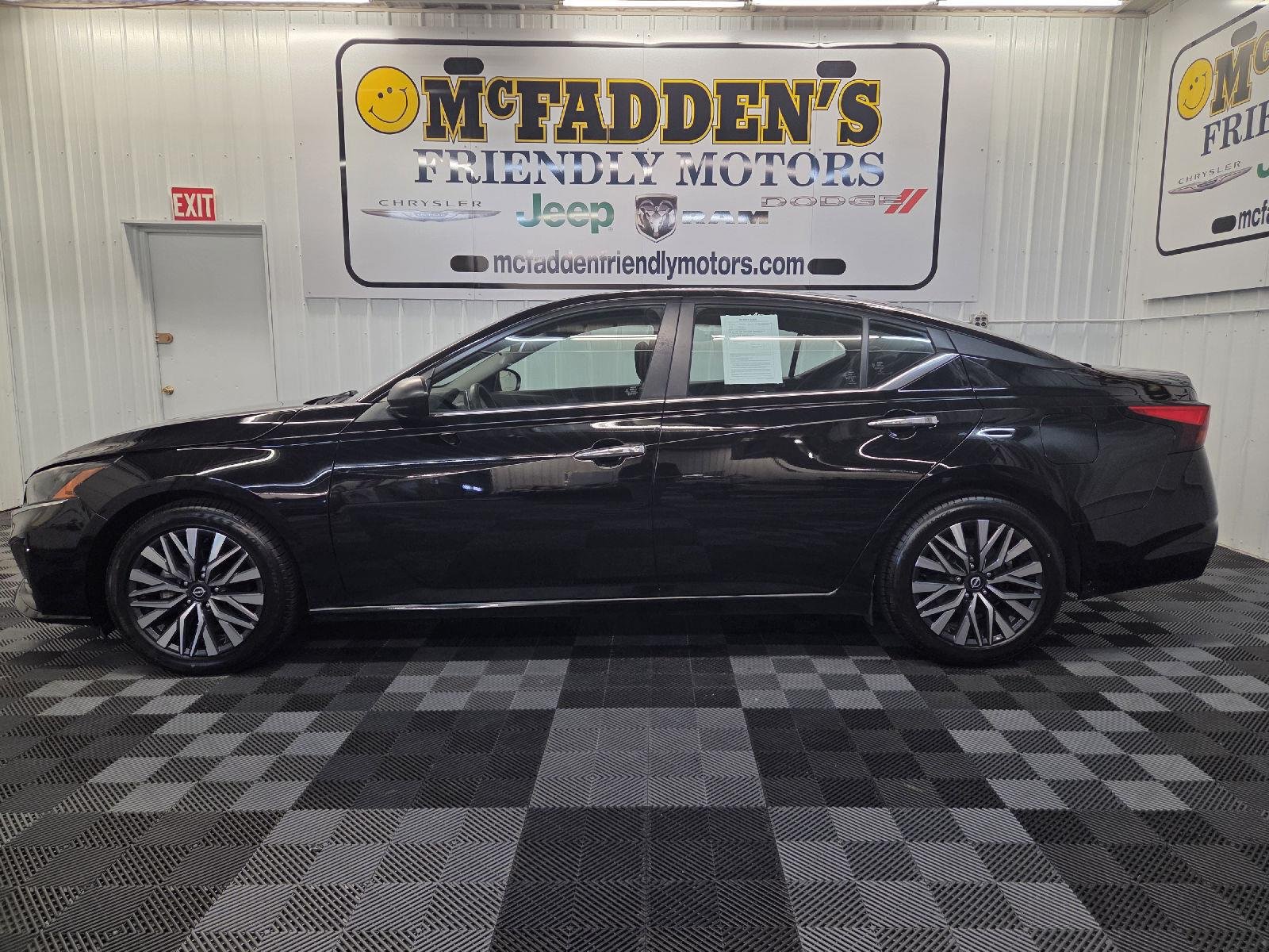 Used 2024 Super Black Nissan 2.5 SV image 4