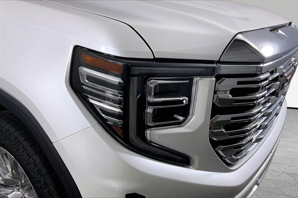 Used 2022 WHITE FROST TRICOAT GMC Denali image 28
