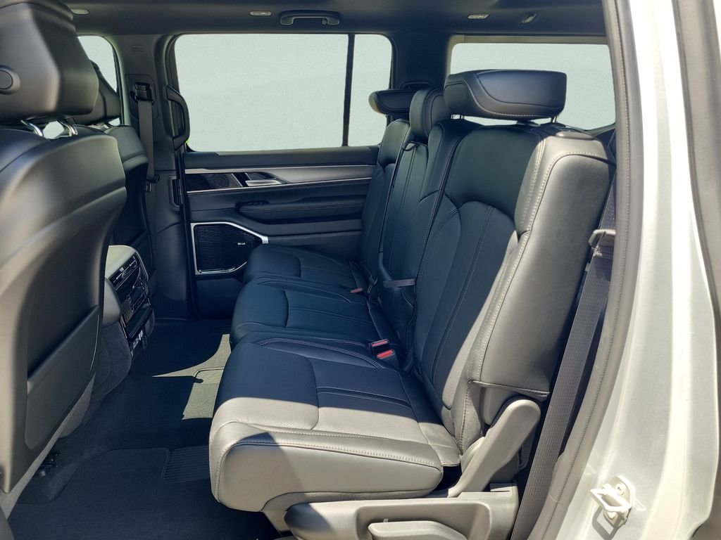 New 2026 Silver-Zynith Exterior Paint Jeep Limited Altitude image 10