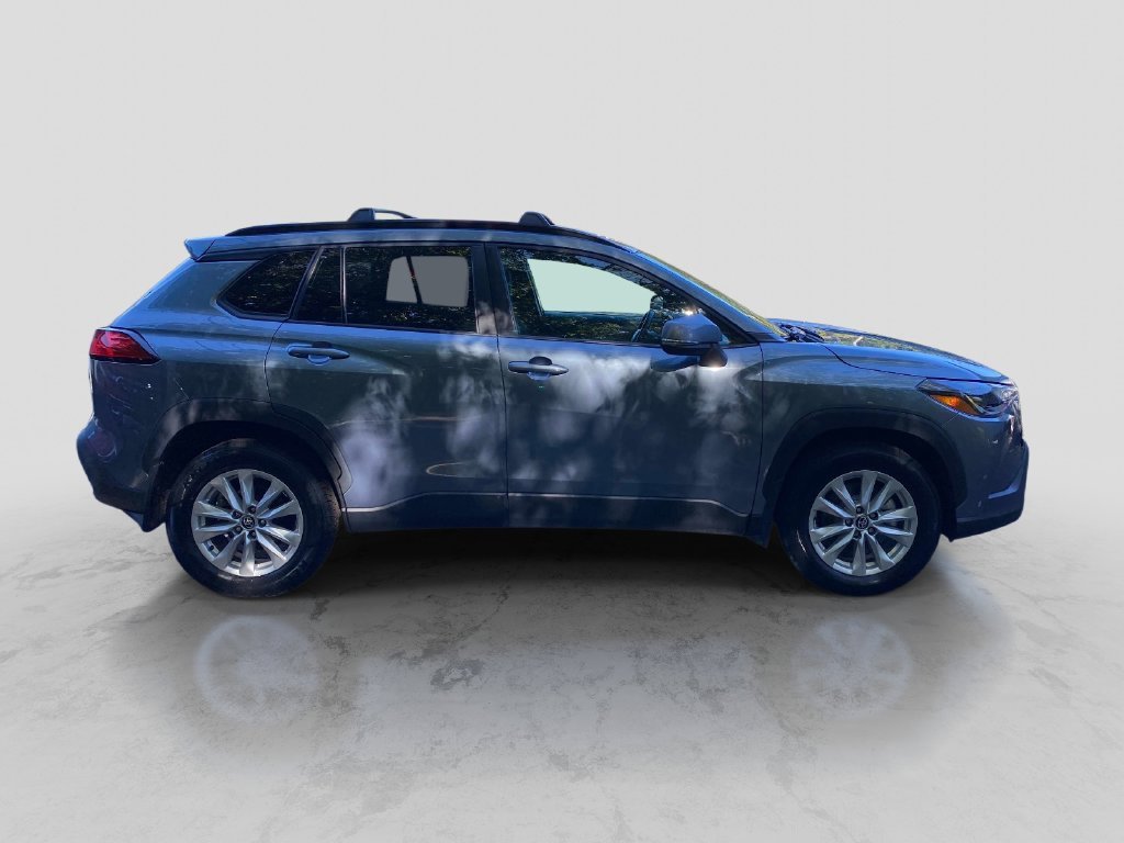 Used 2023  Toyota LE image 9