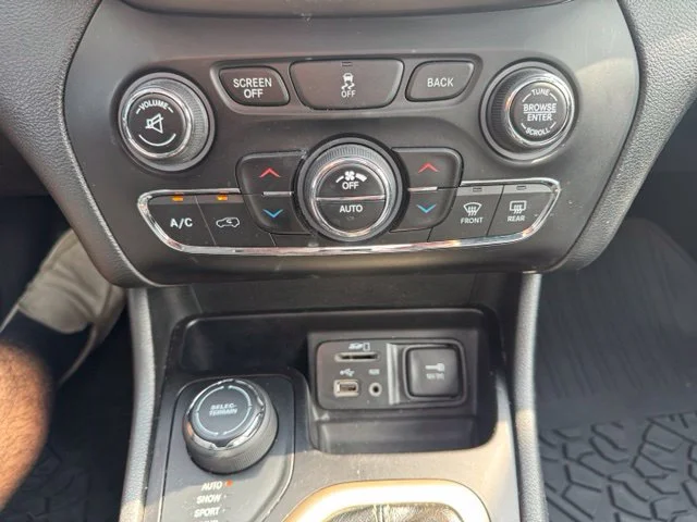 Used 2016 Silver Jeep Limited image 27