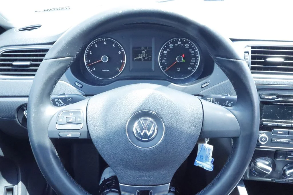 Used 2012 White Volkswagen 2.5L SE image 18
